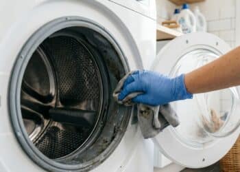Como limpar uma máquina de lavar roupa de carregamento frontal e evitar mofo e mau cheiro de vez