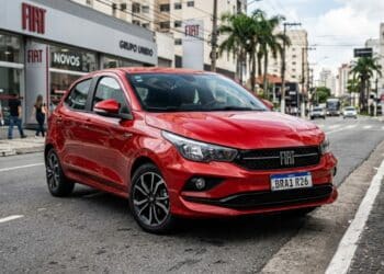 Fiat confirma novo Argo para 2026 com plataforma global e motor turbo híbrido leve para brigar com Polo e Onix
