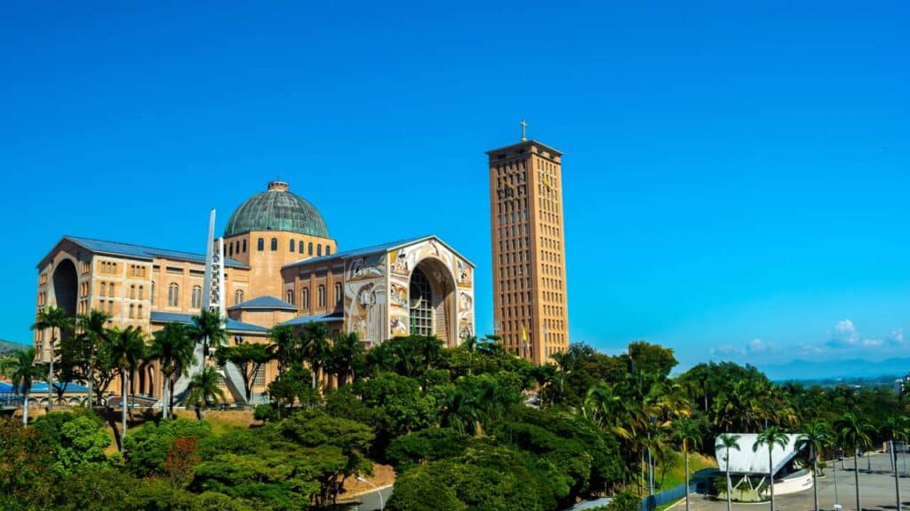 Atrás apenas do Vaticano, essa cidade brasileira tem o 2º maior templo católico do planeta e é abençoada com a calmaria típica do interior