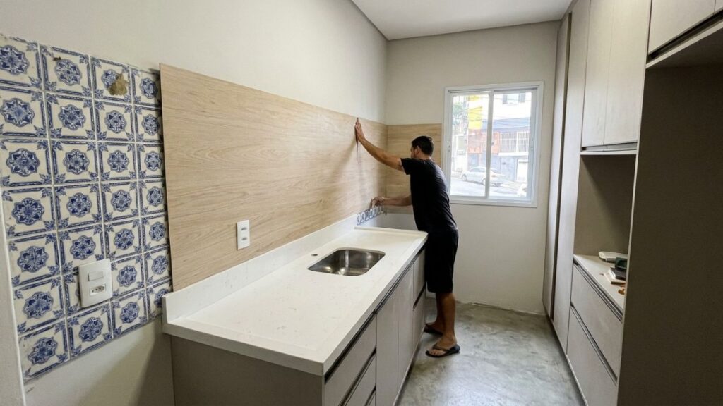 Adeus azulejos na cozinha: nova tendência de 2026 renova o ambiente sem quebra-quebra