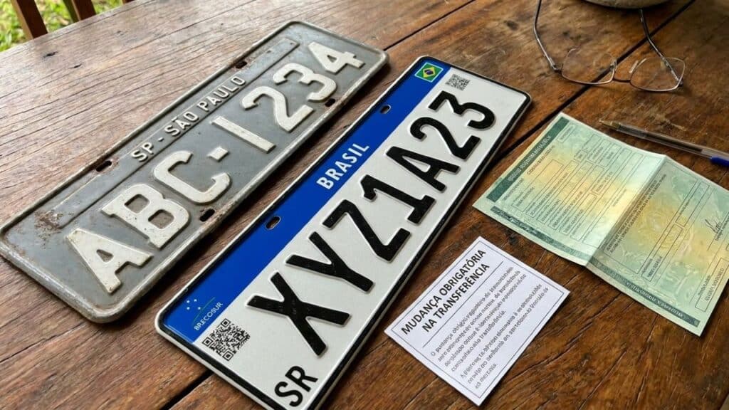 Motoristas recebem alerta sobre prazo final para troca das placas Mercosul anunciado no Brasil