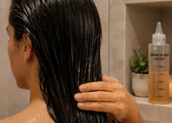 O fim do cabelo opaco: vinagre de maçã vai salvar o aspecto opaco do cabelo e ainda vai dar suavidade e leveza aos fios