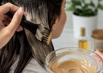 Parei de gastar R$ 150 em salão: o “banho de brilho” caseiro de R$ 15 que ressuscita o cabelo sem vida no fim de semana