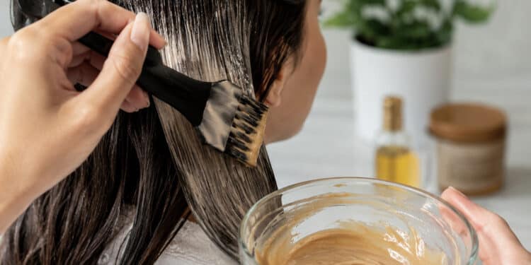 Parei de gastar R$ 150 em salão: o “banho de brilho” caseiro de R$ 15 que ressuscita o cabelo sem vida no fim de semana