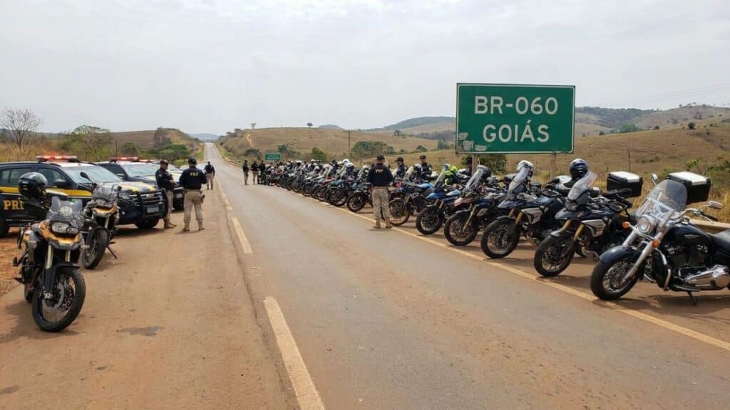 PRF aplica mais de R$ 1 milhão em multas a 500 motociclistas por viagens consideradas irregulares