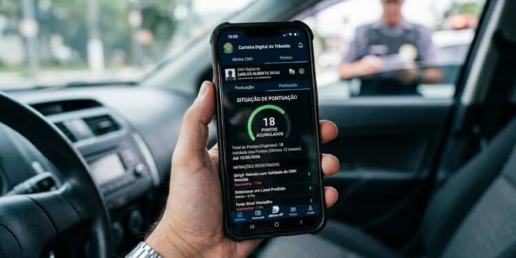 Motoristas enfrentam nova regra em vigor de que pode resultar em pontos na carteira