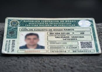 Nova medida permite circulação com carteira vencida até o fim de junho após falha no sistema