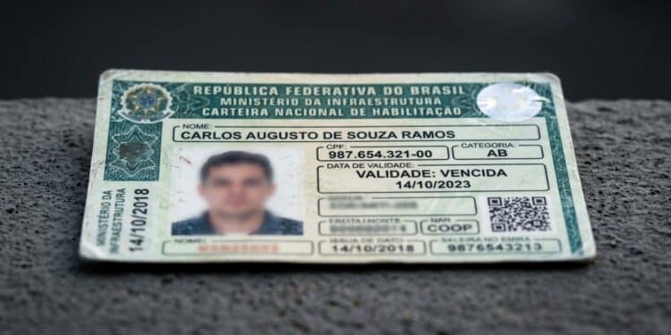 Nova medida permite circulação com carteira vencida até o fim de junho após falha no sistema
