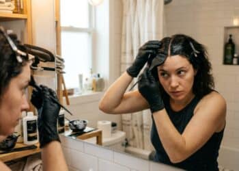 Adeus à tintura de cabelo tradicional: nova tendência que cobre os cabelos brancos e ajuda você a parecer mais jovem