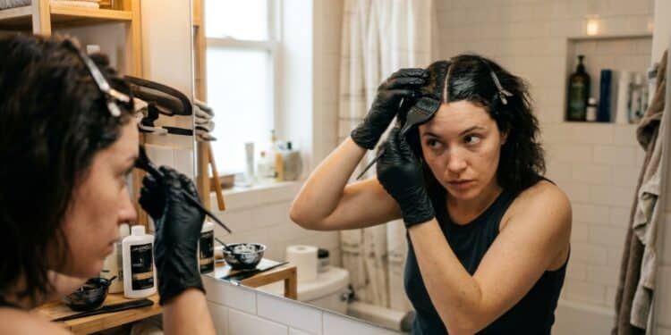 Adeus à tintura de cabelo tradicional: nova tendência que cobre os cabelos brancos e ajuda você a parecer mais jovem