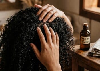 É natural e fortalece os fios: como fazer e usar óleo de rícino no cabelo