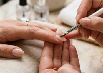 Diga adeus para os gastos na manicure: produto nº 1 da Colorama faz unha de gel em casa