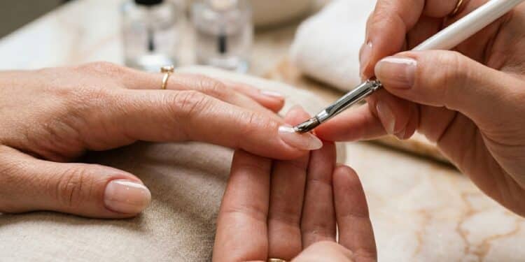 Diga adeus para os gastos na manicure: produto nº 1 da Colorama faz unha de gel em casa