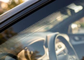 O segredo escondido no vidro do carro que ajuda na segurança do veículo