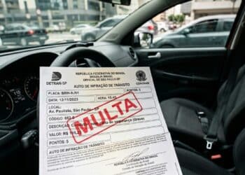 Motoristas desatentos estão levando multa de R$ 1.248 e 4 pontos por item obrigatório esquecido no carro