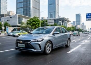 Chevrolet Monza ressurge com motor turbo híbrido de 163 cv e consumo de 21 km/l para liderar vendas no mercado