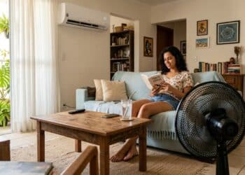 Quem usa ar-condicionado e ventilador neste calor recebe comunicado importante
