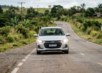 Lei do Farol já está valendo no país e motoristas devem entender regras para evitar problemas