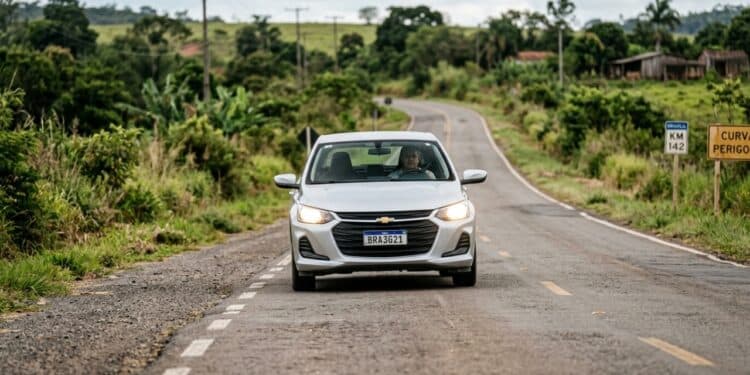 Lei do Farol já está valendo no país e motoristas devem entender regras para evitar problemas