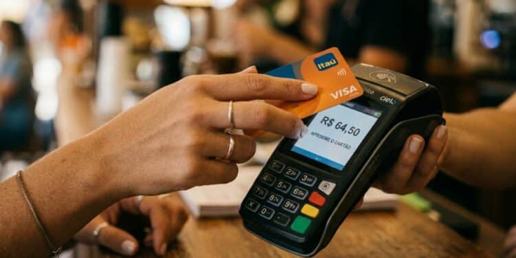 Comunicado alerta brasileiros que pagam com cartão por aproximação e exige atenção em compras