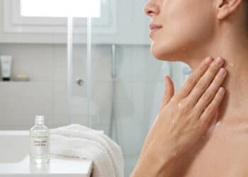 O óleo de farmácia de R$ 18 que as dermatologistas usam para “derreter” rugas do colo e pescoço