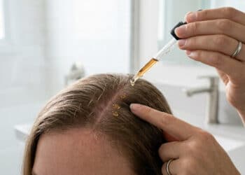 Adeus cabelo ralo e quebrado na escova: o tônico de R$ 20 que faz o fio engrossar e crescer em 15 dias