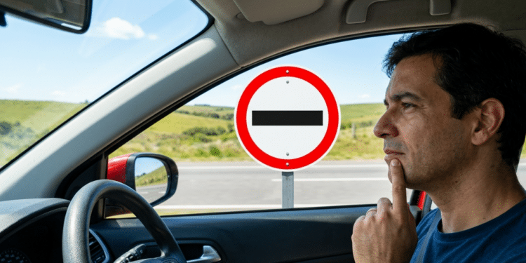 Pouquíssimos brasileiros sabem o que a placa de trânsito com círculo vermelho e faixa preta significa e por que é usada nas estradas