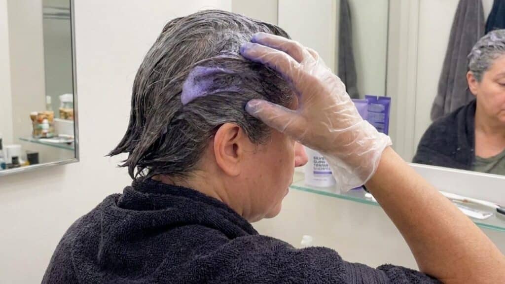 Adeus, cabelos brancos: esse é o melhor shampoo tonalizante para cobrir toda a raiz sem sair de casa