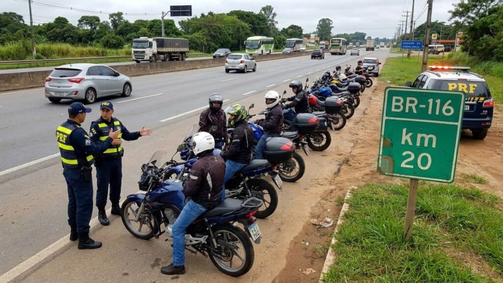 PRF aplica mais de R$ 1 milhão em multas a 500 motociclistas por viagens consideradas irregulares