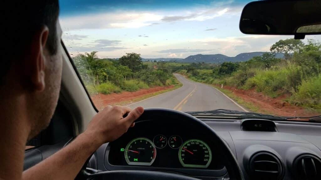 Nova Lei do Farol começa a valer no país e muda exigências importantes para motoristas