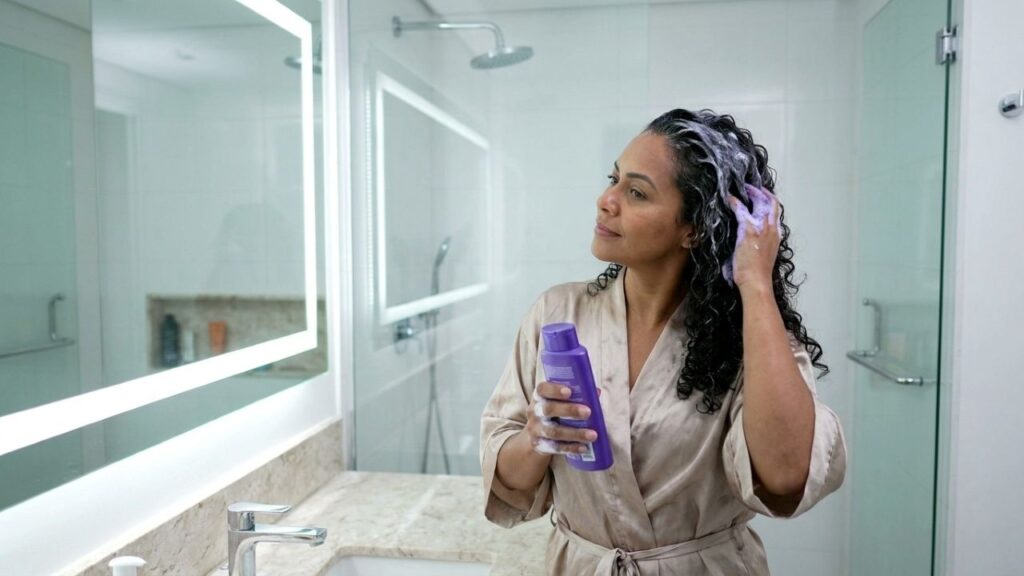 4 shampoos para cobrir cabelos brancos sem química que mulheres acima dos 40 precisam conhecer