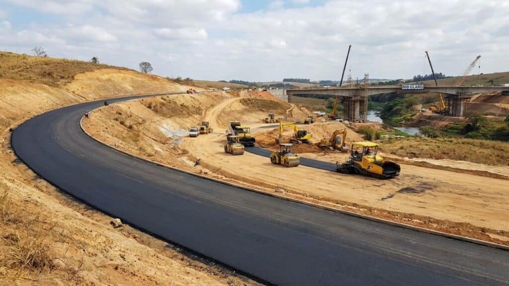 Pavimentação da RCL-040 chega a 90% e ponte alcança 85% em obra com investimento de R$ 29 milhões