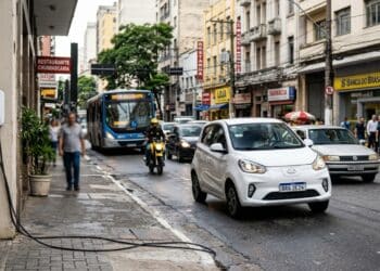 Carro elétrico chinês de R$ 70 mil chega ao Brasil e chama atenção pelo preço baixo