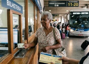 Nova regra traz duas vagas grátis e desconto de 50% em passagens para quem ganha até R$ 2.824 em 2026