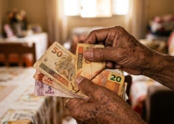 Idosos de 65 anos ou mais podem ganhar R$ 1.621 do INSS sem contribuição