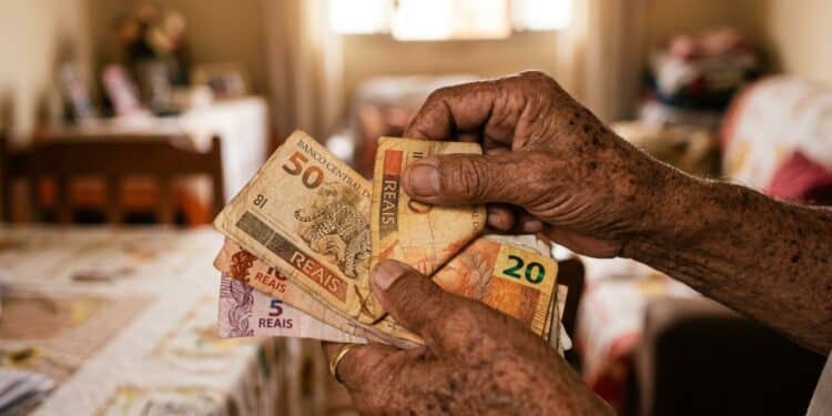 Idosos de 65 anos ou mais podem ganhar R$ 1.621 do INSS sem contribuição