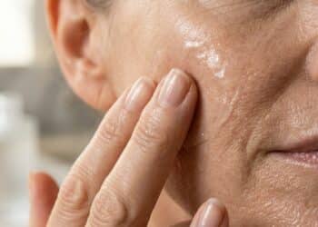 Segundo especialistas, quem tem pele madura pode usar ácido hialurônico, vitamina C e retinol
