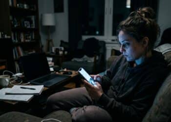 Efeito Vidraça: por que olhar a vida alheia no Instagram cansa mais que 8 horas de trabalho?