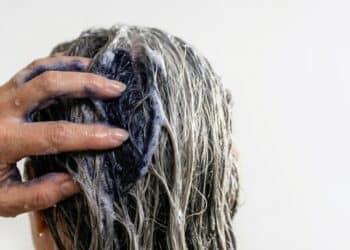 4 shampoos acessíveis que podem disfarçar cabelos brancos sem deixar os fios cheios de química