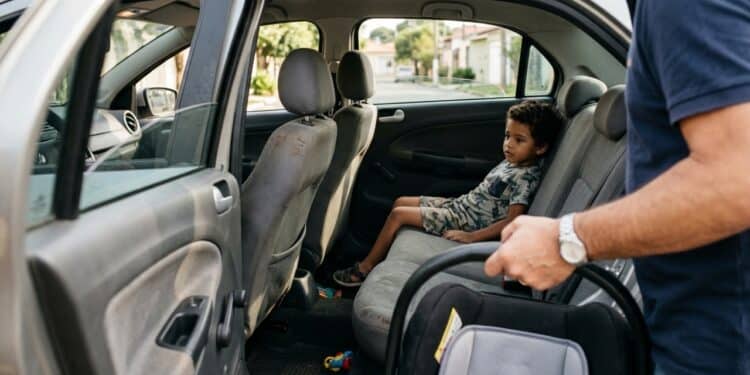 Levar crianças sem esse equipamento no carro pode gerar multa de R$ 293 e 7 pontos na CNH