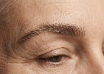 O que fazer quando aparecem pelos brancos nas sobrancelhas: cuidados, maquiagem e tratamentos