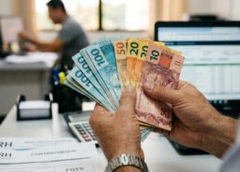 Novo salário mínimo altera depósitos do FGTS e cálculo da rescisão surpreende trabalhadores em 2026