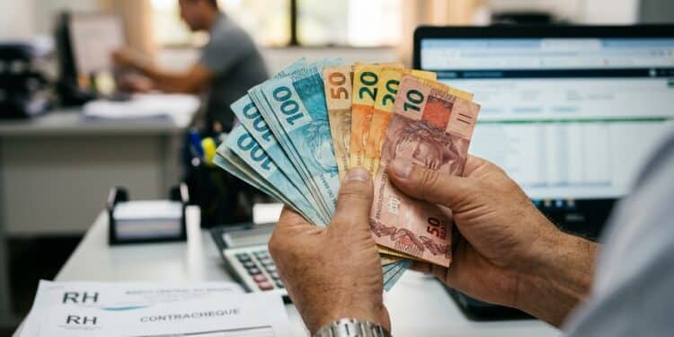 Novo salário mínimo altera depósitos do FGTS e cálculo da rescisão surpreende trabalhadores em 2026