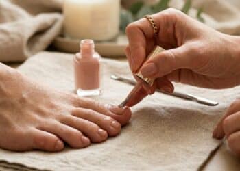 Esmaltação elegante nos pés: 7 cores modernas que substituem a francesinha