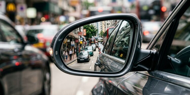 Mudança na lei dos retrovisores continua valendo em 2026 e exige atenção dos condutores