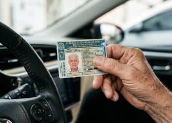 Meu pai de 72 anos achou que ia perder a habilitação para sempre por causa das novas regras em 2026