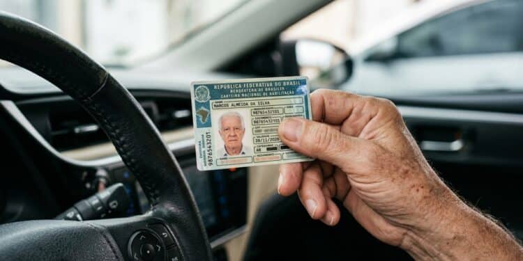 Meu pai de 72 anos achou que ia perder a habilitação para sempre por causa das novas regras em 2026