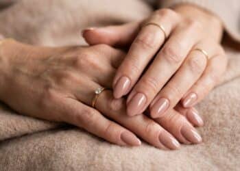Os tons de esmalte mais indicados para deixar as mãos mais elegantes e iluminadas depois dos 50