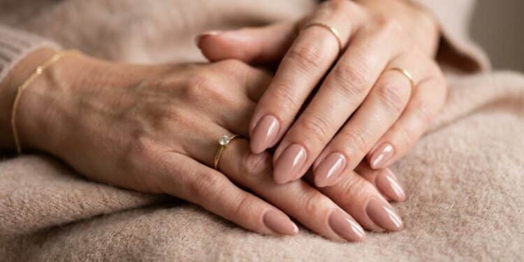 Os tons de esmalte mais indicados para deixar as mãos mais elegantes e iluminadas depois dos 50
