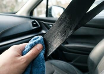 Como limpar o cinto de segurança com solução caseira e eliminar mau cheiro e mofo no carro